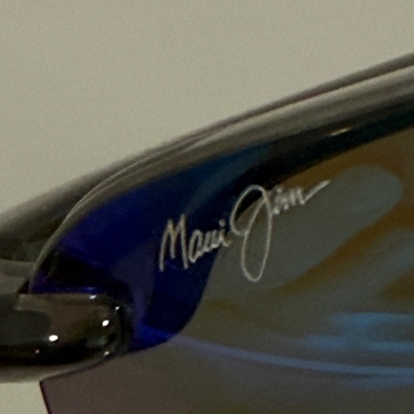 Maui Jim HO'OKIPA - Translucent Smoke Grey Frame w/ Blue Hawaii Lens - Picture 5 of 10